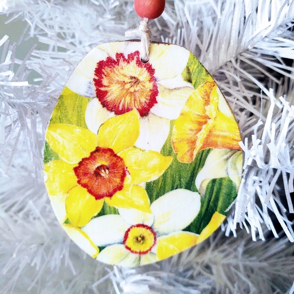 HAND CRAFTED SPRING/EASTER DAFFODILS BEADED WOOD ORNAMENT/TIERED TRAY DECOR - Picture 2 of 4